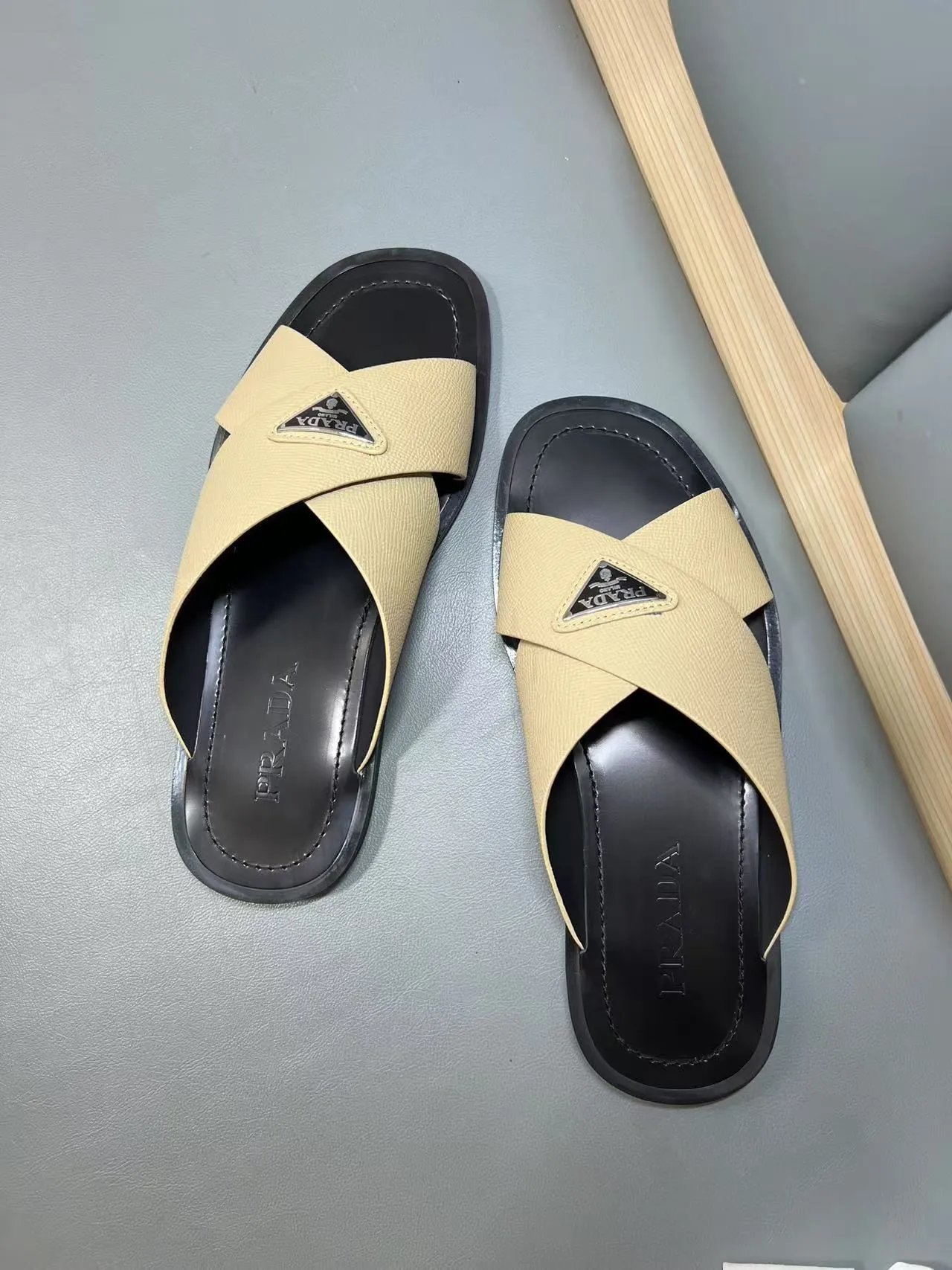 340💰PRADA Prada’s latest slippers are synchronized with the official website. This slipper is made of the brand’s unique and iconic Saffiano leather. The brand logo jumps out from the double straps, and the brand style is clearly visible. Cowhide gives men elegant charm and functional design, making it an ideal choice for vacation and leisure. Size:38-45
